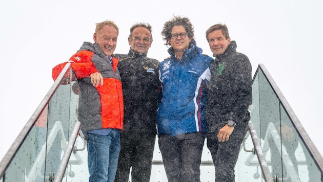 Thick snow at the industry meeting on the Dachstein: "Krone" Managing Director Gerhard Valeskini (left) was present as a guest, alongside Georg Bliem (Planai), Fabrice Girardoni (Stuhleck) and Oliver Käfer (Chamber of Commerce). (Bild: Christoph Kleinsasser)