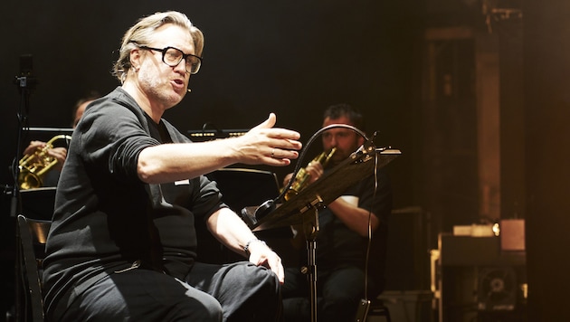 Nicholas Ofczarek and the music band Franui (Bild: Burgtheater / Tommy Hetzel)