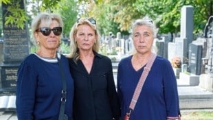 Silvia Rothleitner, Ingrid Hofstätter und Maria Rothleitner (v. li.) mussten ihre Verwandte nach der Tat wieder einsegnen lassen. (Bild: Holl Reinhard/Reinhard Holl)