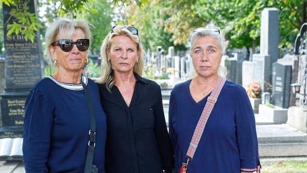 Silvia Rothleitner, Ingrid Hofstätter und Maria Rothleitner (v. li.) mussten ihre Verwandte nach der Tat wieder einsegnen lassen. (Bild: Holl Reinhard/Reinhard Holl)