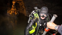 25 Taucher des Landesfeuerwehrverbands durchsuchten die Seegrotte nach versteckten Puppen, die ...