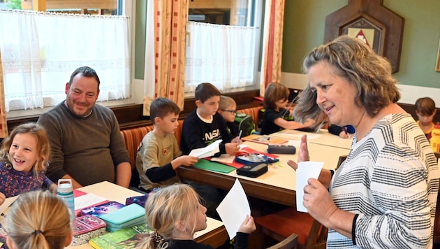 Gleich zwei Klassen der Volksschule Rosegg werden aktuell im Gasthaus unterrichtet (Bild: Sobe Hermann)