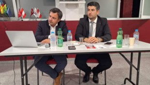 SP-Bürgermeister Martin Staudinger (li.) und SPÖ-Kandidat Halil Calim (re.) waren zu Gast bei einem umstrittenen Verein. (Bild: Screenshot facebook.com/Vorarlberg TÜRK Kültür ve Spor Derneği)