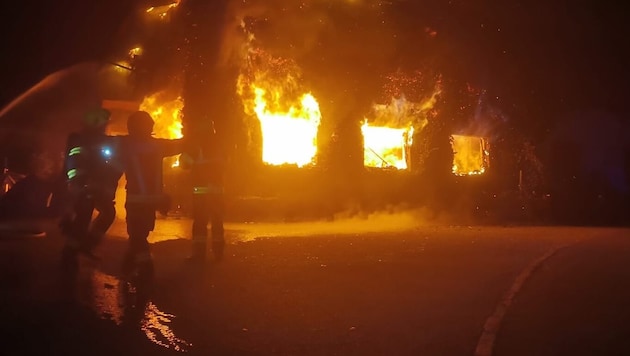 14 fire departments were involved in the fire in Schönau. (Bild: Werner Kerschbaummayr/TEAM FOTOKERSCHI/FW SCHÖNAU IM MÜHLKREIS)