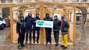 Bis zur definitiven Absage am Freitag vormittag trotzten fleißige Mitarbeiter dem Regen und bauten im Landhaushof unermüdlich auf (Bild: Franz Paier)