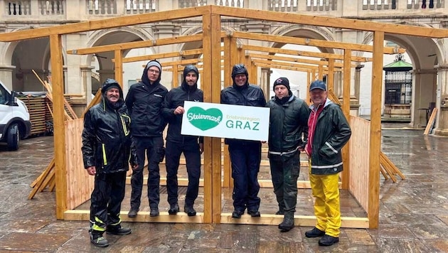 Bis zur definitiven Absage am Freitag vormittag trotzten fleißige Mitarbeiter dem Regen und bauten im Landhaushof unermüdlich auf (Bild: Franz Paier)