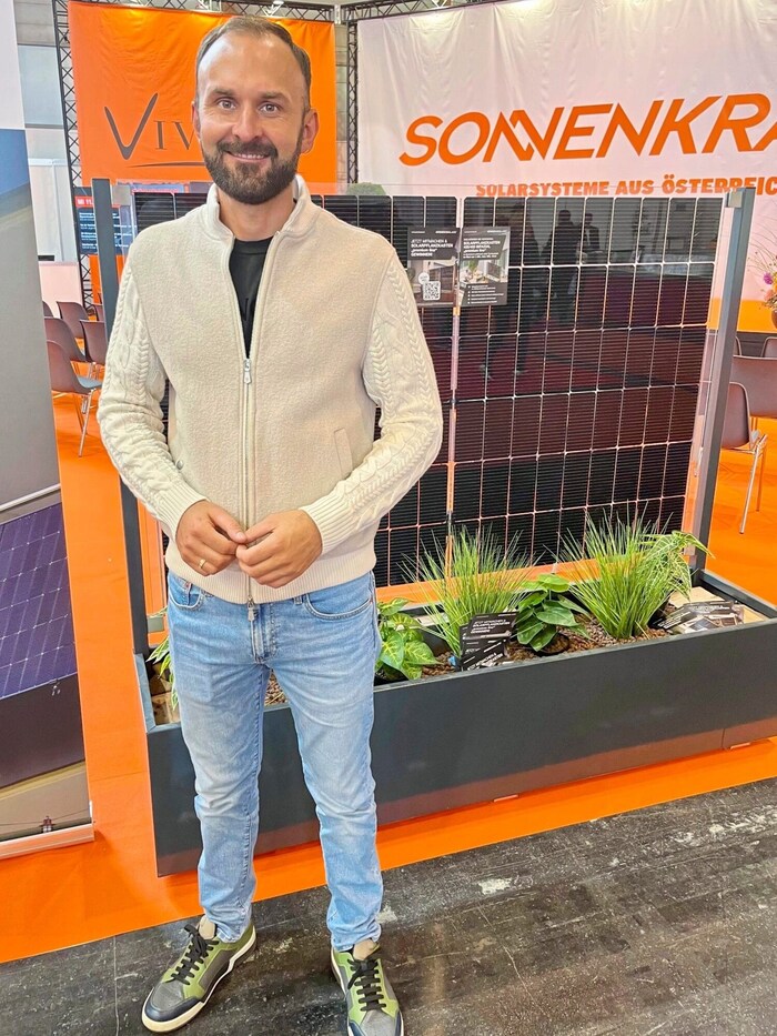 David Pirker bietet Balkonkraftwerke, die steckerfertig sind.