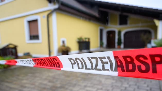 The crime scene in the small settlement in Perg is sealed. Following the autopsies of parents and daughter, attempts are being made to reconstruct the exact course of the family tragedy. (Bild: Werner Kerschbaummayr/TEAM FOTOKERSCHI / KERSCHBAUMMAYR)