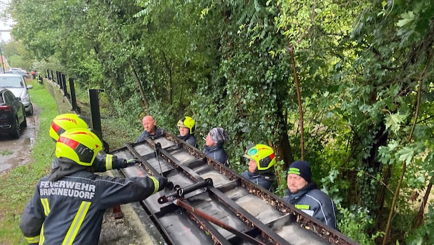 In der Gärtnergasse in Bruckneudorf wurden die Hochwasserschutzwände aufgestellt.  (Bild: Charlotte Titz)