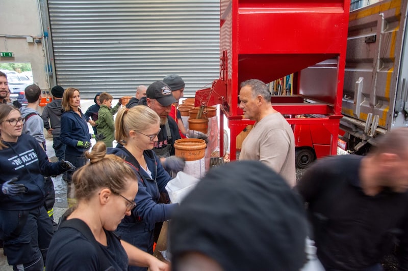 Many members of the Bruckneudorf fire department helped to fill the sandbags (Bild: Charlotte Titz)