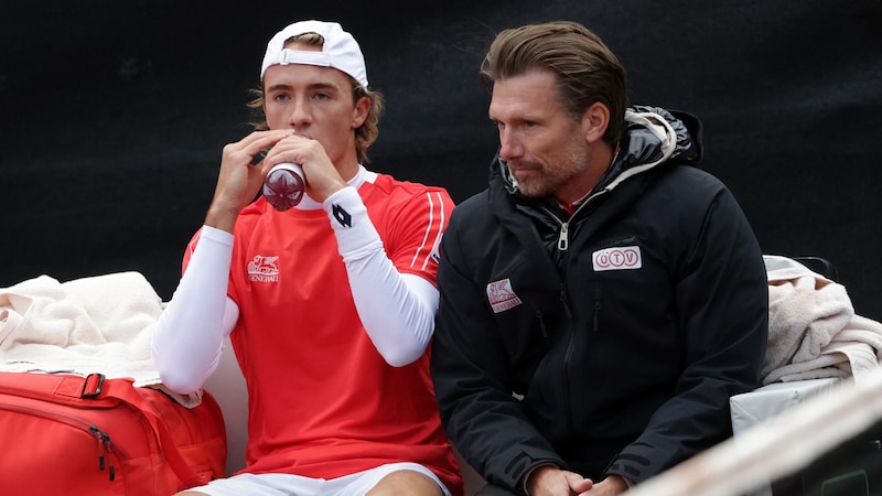 Lukas Neumayer with captain Alexander Peya (Bild: GEPA)