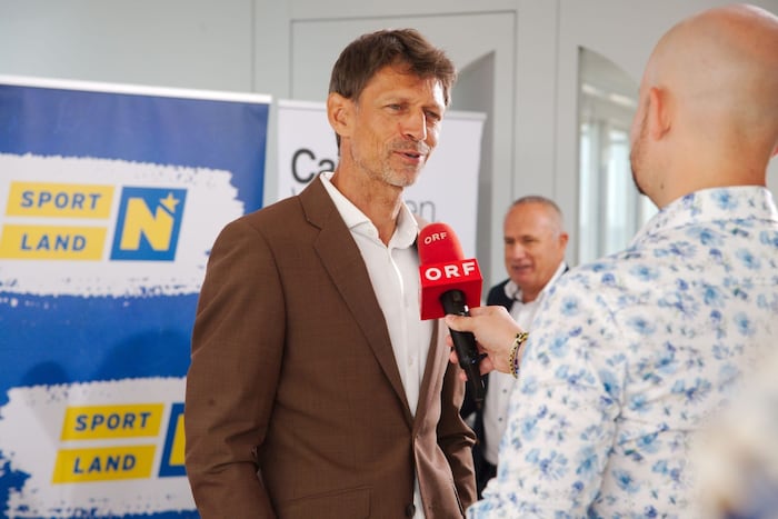 Organizer Michael Buchleitner offers the registered participants three options.