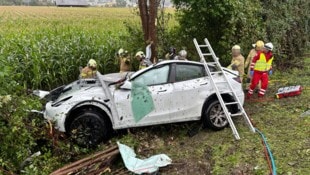 Der Pkw landete am Freitag in einer Böschung. (Bild: ZOOM Tirol/Krone KREATIV)