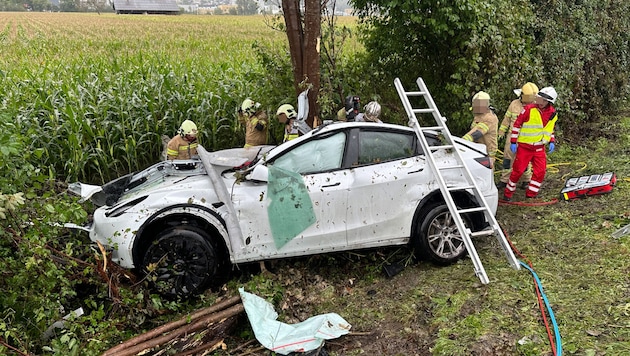 The car landed in an embankment on Friday. (Bild: ZOOM Tirol/Krone KREATIV)