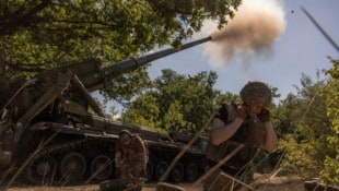 Ukrainische Soldaten schießen auf Posten der russischen Armee im Gebiet Pokrowsk. (Bild: APA/AFP )