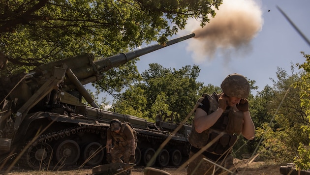 Ukrainian soldiers fire at Russian army posts in the Pokrovsk region. (Bild: APA/AFP )