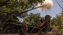 Ukrainische Soldaten schießen auf Posten der russischen Armee im Gebiet Pokrowsk. (Bild: APA/AFP )