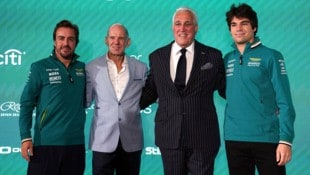 Fernando Alonso, Adrian Newey, Lawrence und Lance Stroll (v.l.n.r.) (Bild: AP/ASSOCIATED PRESS)