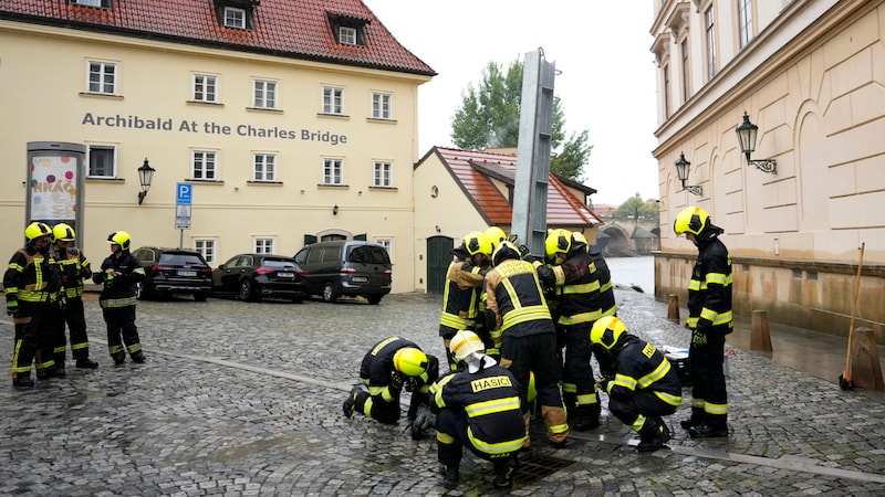 Einsatzkräfte in Prag (Bild: APA/Associated Press)