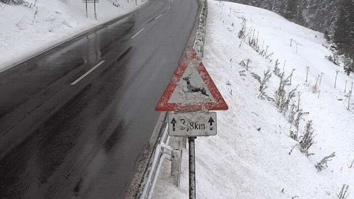 There is also snow along the Arlbergstraße.