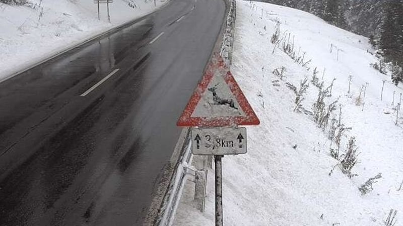 Entlang der Arlbergstraße schneite es ebenfalls. (Bild: Land Tirol Webcam)