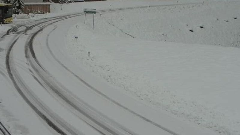 Die Lechtalstraße im Bereich Lechleiten ist ebenfalls weiß bedeckt. (Bild: Land Tirol Webcam)