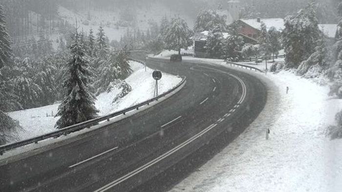 It is also snowing at Pass Thurn.