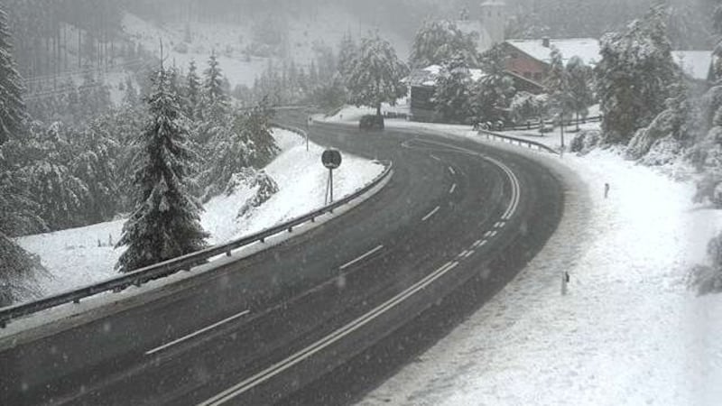 Auch am Pass Thurn schneit es. (Bild: Land Tirol Webcam)