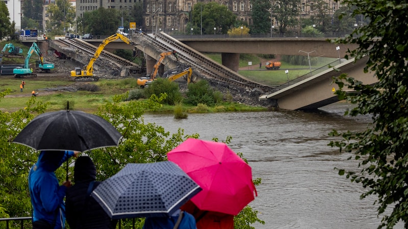 The demolition of the Carola Bridge in Dresden is urgent - it is to be removed before the flood. (Bild: APA/AFP )