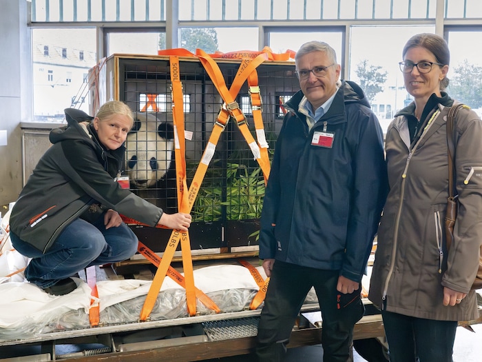  v.l.: Tierpflegerin Renate Haider, Zootierarzt Thomas Voracek, Kuratorin Eveline Dungl