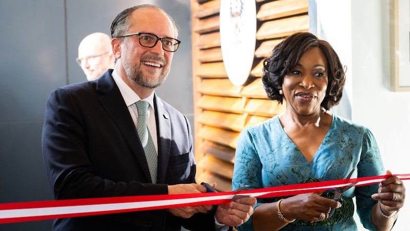 Außenminister Alexander Schallenberg (ÖVP) und seine Amtskollegin Shirley Ayorkor Botchwey bei der Eröffnung der österreichischen Botschaft in Accra. (Bild: APA/BMEIA/MICHAEL GRUBER)