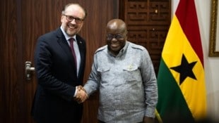 Außenminister Alexander Schallenberg (ÖVP) und Ghanas Präsident Nana Addo Dankwa Akufo-Addo (Bild: APA/BMEIA/MICHAEL GRUBER)