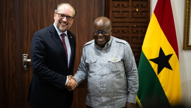 Außenminister Alexander Schallenberg (ÖVP) und Ghanas Präsident Nana Addo Dankwa Akufo-Addo (Bild: APA/BMEIA/MICHAEL GRUBER)