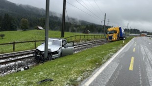 Die beiden Unfallfahrzeuge sorgten dafür, dass der Zugverkehr bis mindestens Montagabend ...