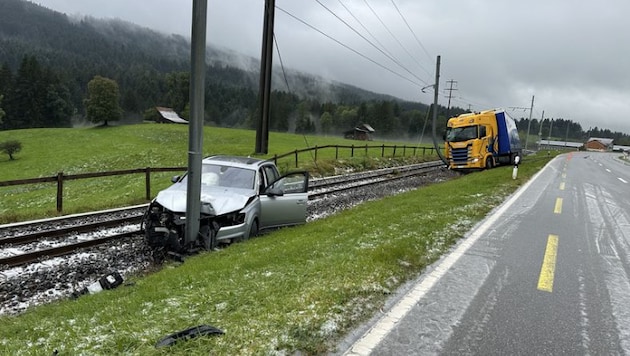 The two vehicles involved in the accident caused train services to be suspended until at least Monday evening. (Bild: KaPo Appenzell Ausserhoden)