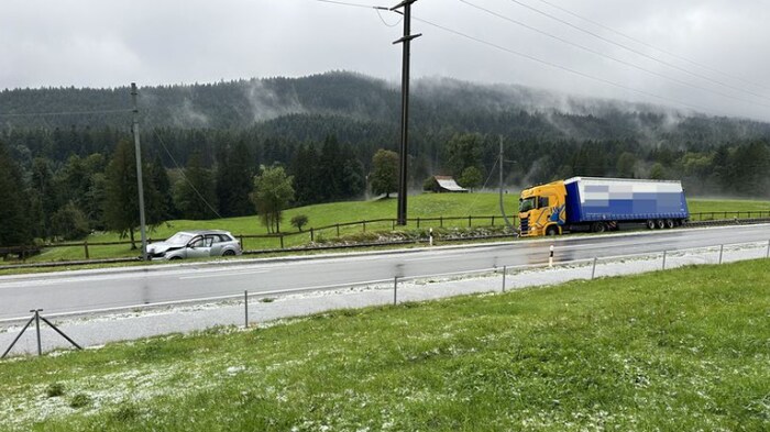 Die beiden Fahrzeuge kamen im Abstand von nur wenigen Metern von der Straße ab