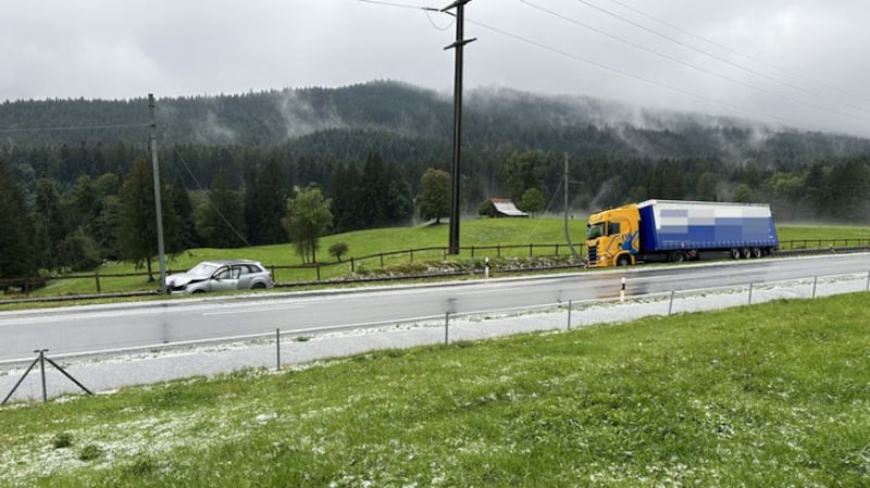 Die beiden Fahrzeuge kamen im Abstand von nur wenigen Metern von der Straße ab (Bild: KaPo Appenzell Ausserhoden)