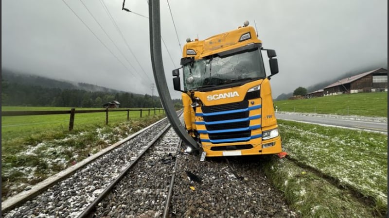 Der Lkw rammte einen Oberleitungsmast der Appenzellerbahn. (Bild: KaPo Appenzell Ausserhoden)