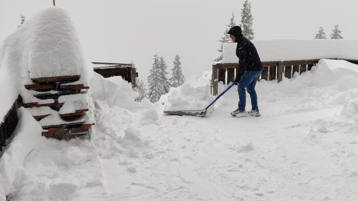 You also have to shovel hard at the Pleisenhütte in the Karwendel.