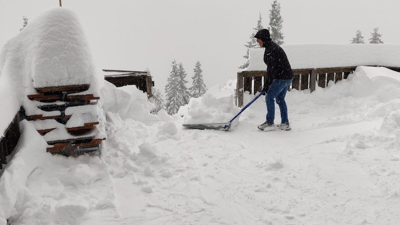 Kräftig schaufeln heißt es auch auf der Pleisenhütte im Karwendel. (Bild: zVg)