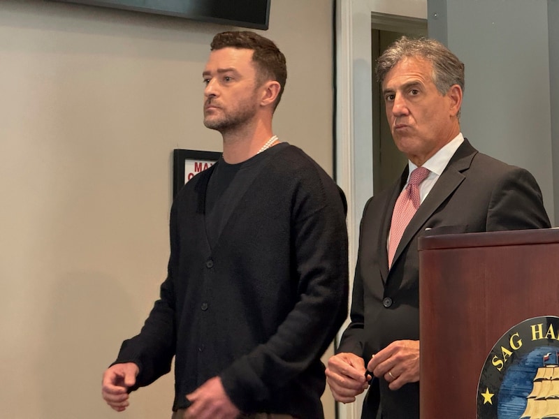 Timberlake and his lawyer Edward Burke on their arrival in court (Bild: AP ( via APA) Austria Presse Agentur/T E McMorrow/Pool Photo via AP )