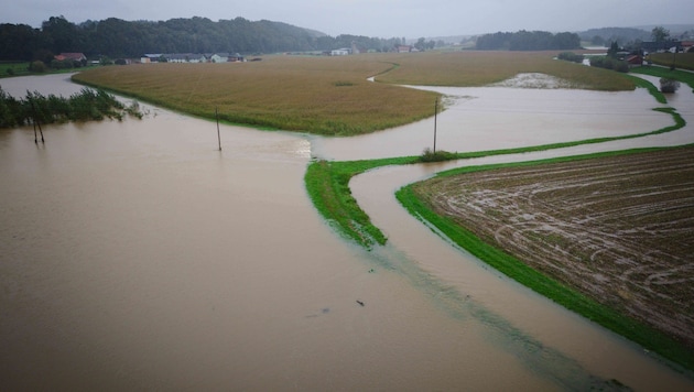 The first rivers have burst their banks - a current picture from Neukirchen an der Enknach. (Bild: Scharinger Daniel)