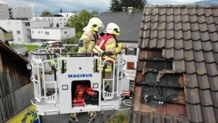 Nach dem Blitzeinschlag breitete sich das Feuer zwischen den Dachziegeln aus.