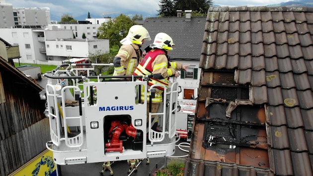 After the lightning strike, the fire spread between the roof tiles. (Bild: Shourot/Maurice Shourot)