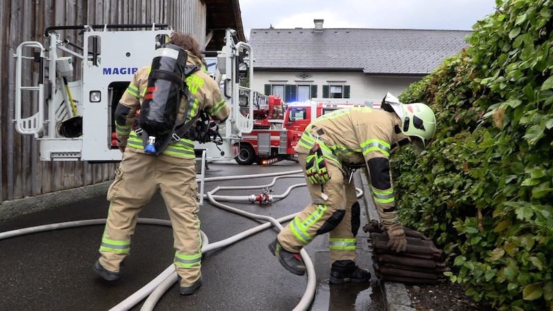 Der Brand war schnell gelöscht, die Bewohner konnten schnell in ihr Haus zurück. (Bild: Maurice Shourot)