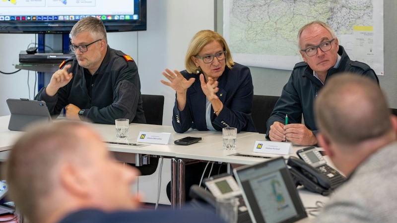 Stabsleiter Andreas Herndler (NÖ Landesfeuerwehrverband), NÖ-Landeshauptfrau Johanna Mikl-Leitner (ÖVP) und LH-Stellvertreter Stephan Pernkopf (ÖVP) (Bild: APA/NLK/FILZWIESER)