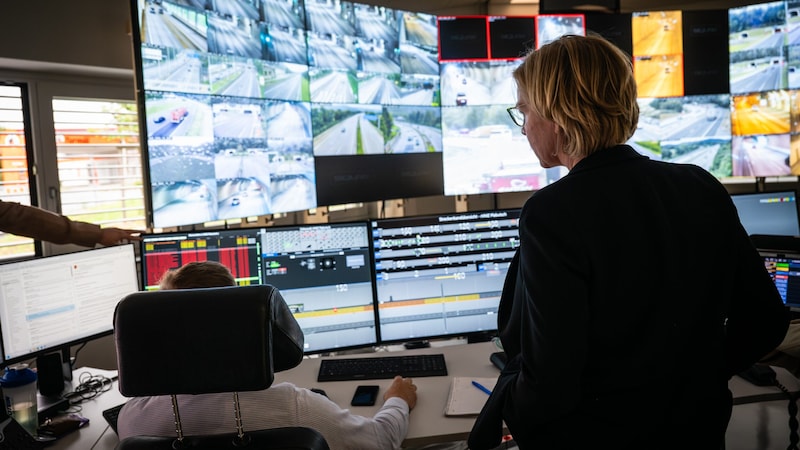 Minister Leonore Gewessler visited the Asfinag traffic control center in Graz. (Bild: BMK/Caj Perwein)