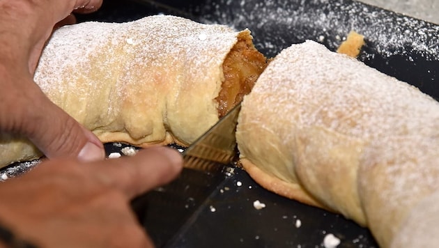 How to make the perfect strudel dough. (Bild: Roland Holitzky)