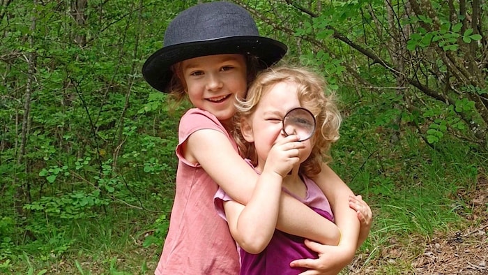 Genau nachgeschaut: Bei na-tuerlichbewusst.at stehen Naturerlebnisse im Freien im Vordergrund. Die Kinder nähern sich bei Seminaren spielerisch den Themen Umwelt und Nachhaltigkeit.