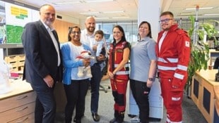 Besuch in der Landessicherheitszentrale (LSZ): Landeshauptmann Hans Peter Doskozil, das Ehepaar Jagschitz mit Sohn Raphael, Notärztin Angelika De Abreu Santos, Sanitäter Martin Strobl und LSZ-Mitarbeiterin Judith Pogatsch.  (Bild: Büro Doskozil)